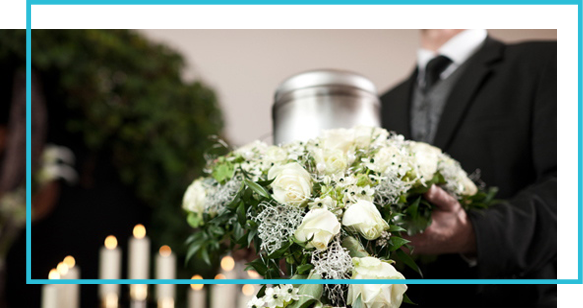 laot urnes et roses blanches